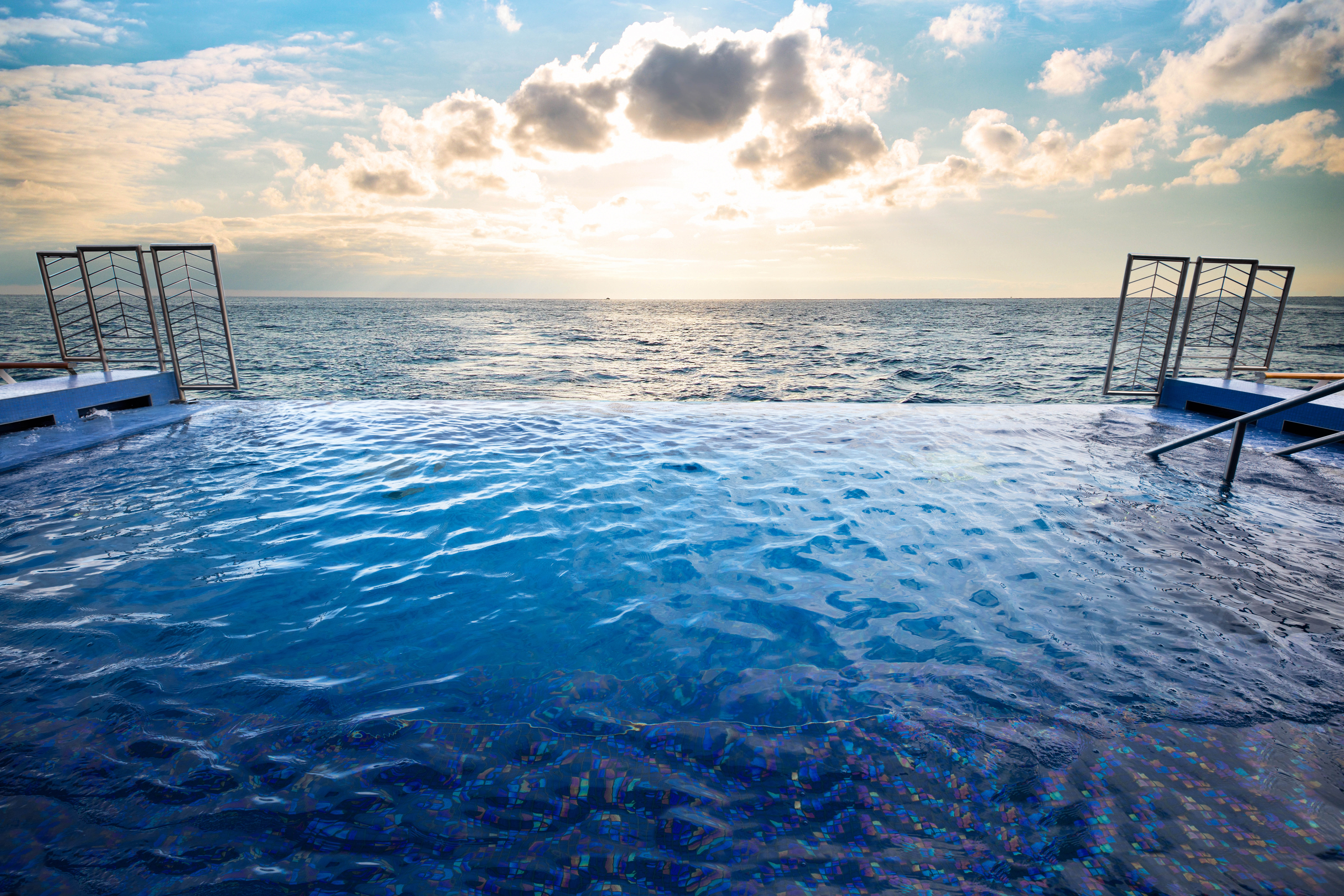RSSC - Seven Seas Explorer - Wellness - Infinity Pool.jpg